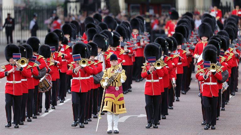 La processione reale lascia Buckingham Palace per la celebrazione del Trooping the Colour all'Horseguards Parade, nel centro di Londra, mentre la regina celebra il suo compleanno ufficiale, il primo giorno dei festeggiamenti del Giubileo di platino.  Data foto: giovedì 2 giugno 2022.