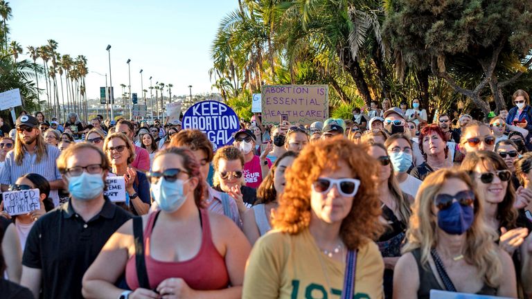 ABD Yüksek Mahkemesi'nin 24 Haziran 2022 Cuma günü Waterfront Park San Diego, Kaliforniya'da Roe v. Wade'i devirme kararını 1000'den fazla kişi protesto etti. Resim: AP