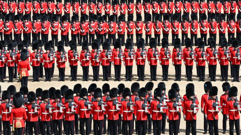 Membros da Household Division durante a cerimônia Trooping the Colour no Horse Guards Parade, no centro de Londres, enquanto a rainha comemora seu aniversário oficial, o primeiro dia das comemorações do Jubileu de Platina.  Data da foto: quinta-feira, 2 de junho de 2022.