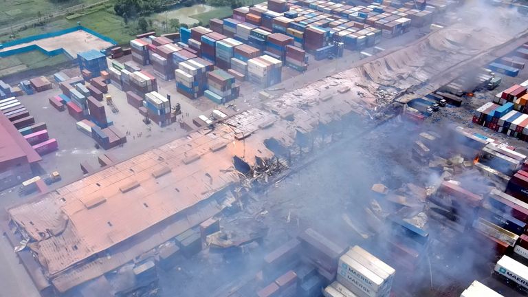 Bangladeş, Chittagong liman kenti yakınlarındaki Sitakunda'daki bir iç konteyner deposunda çıkan büyük yangının ardından olay yerinden dumanlar yükseliyor, 5 Haziran 2022. REUTERS/Stringer SATIN ALINMAZ.  ARŞİV YOK