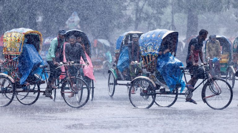 18 Haziran 2022, Bangladeş, Dhaka'da ülkenin kuzeydoğu kesiminde yaygın sele neden olan şiddetli yağmurlar sırasında bir sokakta çekçekler görülüyor. REUTERS/Mohammad Ponir Hossain