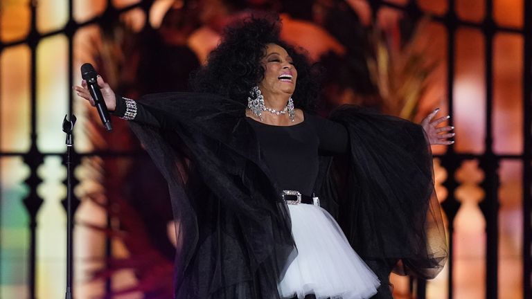 Diana Ross actúa para la Reina Isabel II en la Fiesta de Platino frente al Palacio de Buckingham en Londres el tercer día de las celebraciones del Jubileo de Platino.  Imagen Fecha: sábado 4 de junio de 2022.