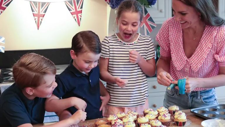 Duchess of Cambridge, Prince George, Princess Charlotte and Prince Louis bake cakes 
