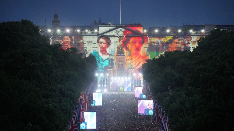 Duran Duran cântă în timpul Petrecerii de platină de la Palatul de vizavi de Palatul Buckingham, Londra, în a treia zi a sărbătoririi Jubileului de Platină a Reginei Elisabeta a II-a.  Data fotografiei: sâmbătă, 4 iunie 2022.