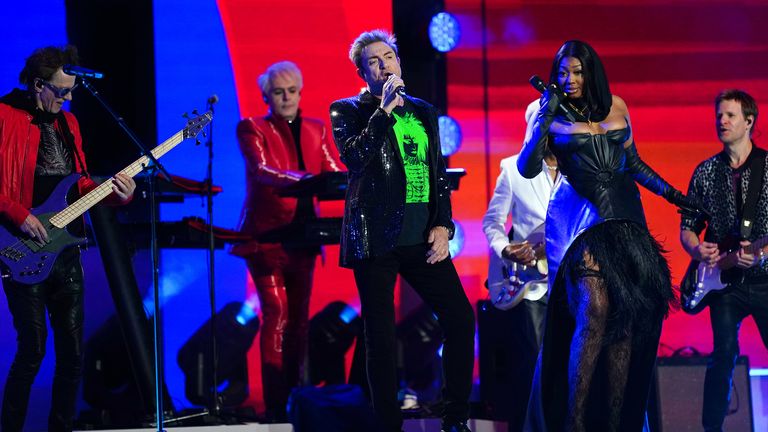 Duran Duran y la Sra. Banks actúan durante la Gala de Platino del Palacio frente al Palacio de Buckingham, Londres, en el tercer día de las celebraciones del Jubileo de Platino de la Reina Isabel II.  Fecha de la foto: sábado 4 de junio de 2022.