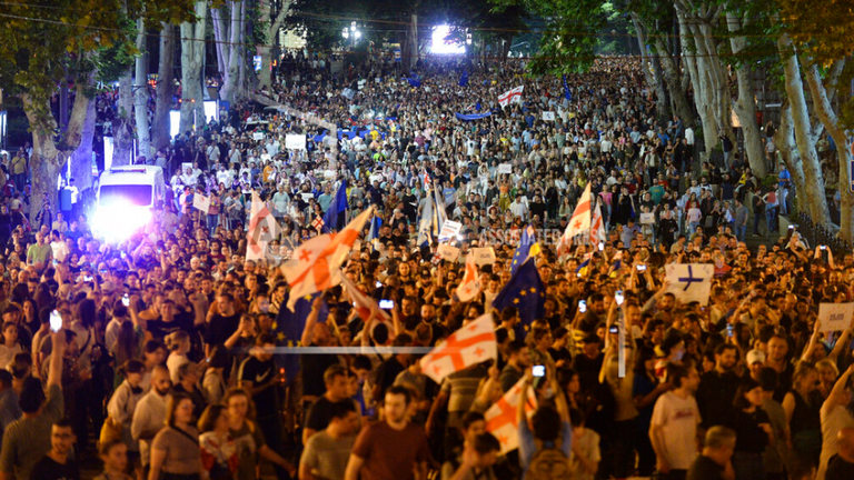 Gürcistan'ın başkenti Tiflis'te insanlar bu hafta AB üyeliğini desteklemek için yürüyüş düzenledi.  Resim: AP