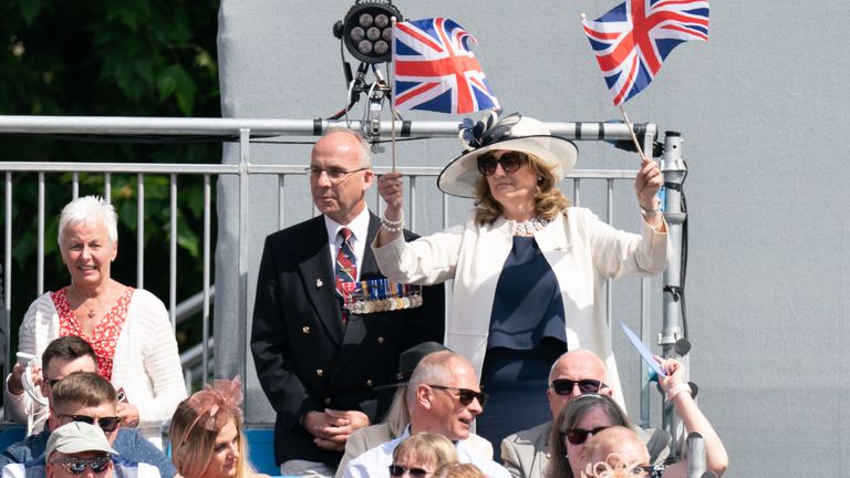 I membri del pubblico guardano Trooping the Colour alla Horseguards Parade, nel centro di Londra, mentre la Regina celebra il suo compleanno ufficiale, il primo giorno dei festeggiamenti del Giubileo di platino.  Data foto: giovedì 2 giugno 2022.