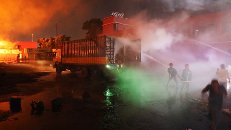 İtfaiyeciler, Bangladeş'in başkenti Dakka'nın 216 kilometre (134 mil) güneydoğusundaki Chittagong'da 5 Haziran 2022 Pazar günü erken saatlerde bir Hollanda-Bangladeş ortak girişimi olan BM Inland Container Depot'ta çıkan yangını kontrol altına almak için çalışıyor. Birkaç kişi Nedeni henüz belirlenemeyen yangında hayatını kaybetti, 100'den fazla kişi de yaralandı.  (AP Fotoğrafı)