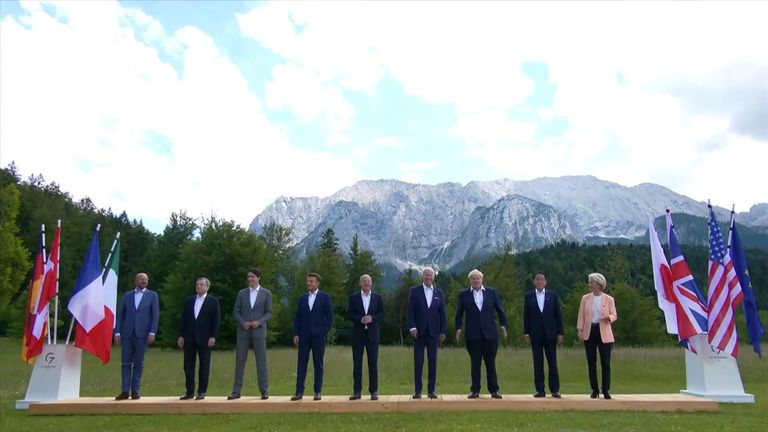 ドイツのG7サミットで世界の指導者たちが集合写真のポーズをとる。 