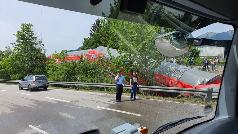 Au moins trois personnes ont été tuées et 16 gravement blessées après le déraillement d'un train dans le sud de l'Allemagne.  de Garmisch-Partenkirchen.