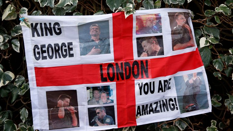 Un hommage au chanteur George Michael est affiché devant son domicile du nord de Londres en décembre 2016