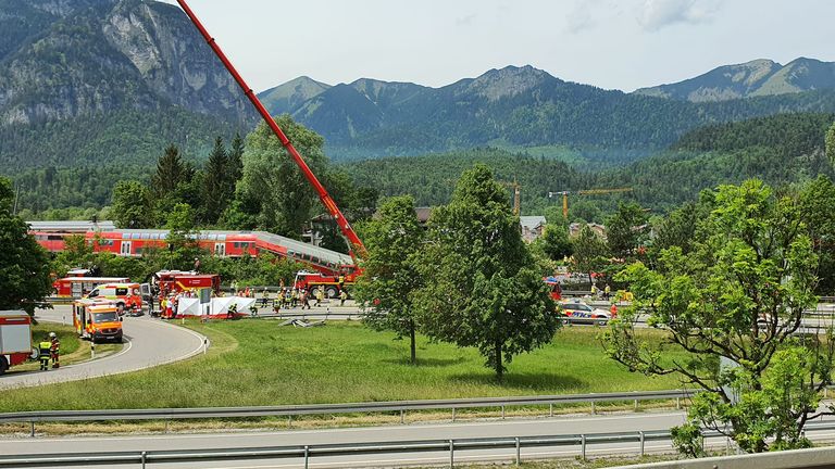 Almanya'nın güneyinde bir trenin raydan çıkması sonucu en az üç kişi öldü, 16 kişi ağır yaralandı.  Bir polis sözcüsü, Münih'e giden trenin Bavyera kayak merkezi Garmisch-Partenkirchen'in kuzeyinde düştüğü sırada oldukça dolu olduğunu söyledi.