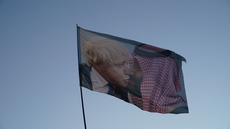 Una bandera del primer ministro Boris Johnson ondeando entre la multitud antes de la actuación de Kendrick Lamar en el escenario de la pirámide en el Festival de Glastonbury en Worthy Farm en Somerset.  Imagen fecha: domingo 26 de junio de 2022.