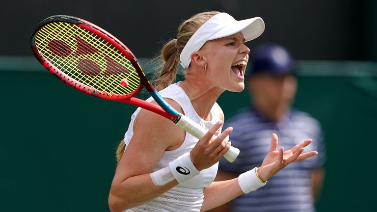 Great Britain&#39;s Harriet Dart reacts during her match against USA&#39;s Jessica Pegula on day four of the 2022 Wimbledon Championships at the All England Lawn Tennis and Croquet Club, Wimbledon. Picture date: Thursday June 30, 2022.
