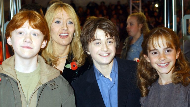 Les étoiles de gauche à droite ;  Rupert Grint, Daniel Radcliffe et Emma Watson avec l'auteur JK Rowling arrivent pour la première mondiale de 'Harry Potter et la pierre philosophale à l'Odeon Leicester Square à Londres.