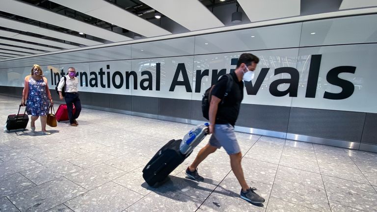 Photo du dossier datée du 22/08/20 des passagers dans le hall des arrivées de l'aéroport d'Heathrow, à Londres, alors que l'aéroport a annoncé que le nombre de passagers était à 79 % des niveaux pré-coronavirus le mois dernier.