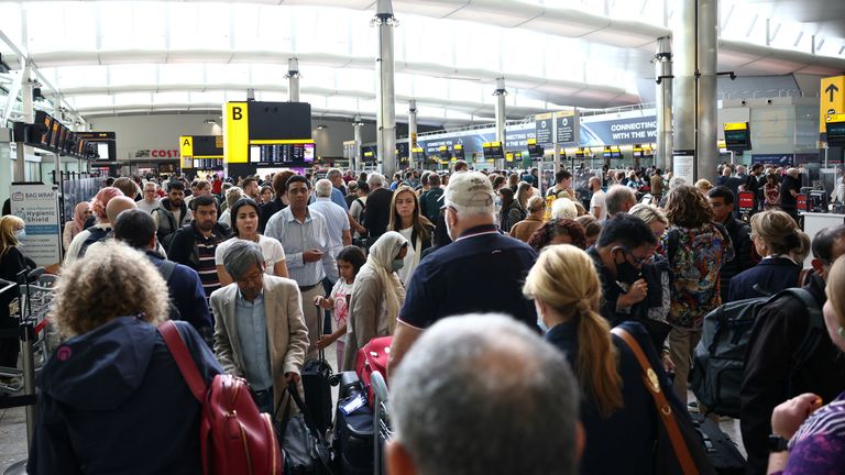 Heathrow cancels flights affecting 10 000 travellers on Monday and