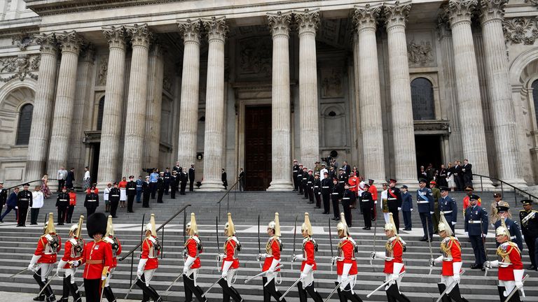 Guard of honour forms up outside of St Paul&#39;s Cathedral, on the day of the National Service of Thanksgiving, during Britain&#39;s Queen Elizabeth&#39;s Platinum Jubilee celebrations in London, Britain, June 3, 2022. REUTERS/Toby Melville/Pool
