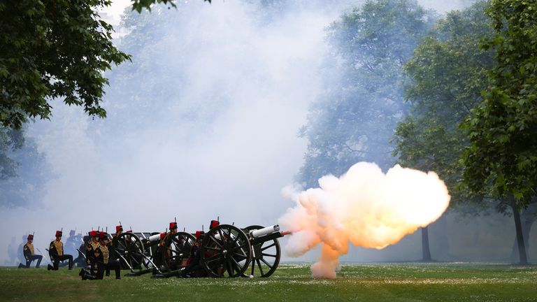 The King&#39;s Troop Horse Artillery fire an 82-gun salute in Hyde Park in celebration of Britain&#39;s Queen Elizabeth&#39;s Platinum Jubilee, in London, Britain June 2, 2022. REUTERS/Tom Nicholson
