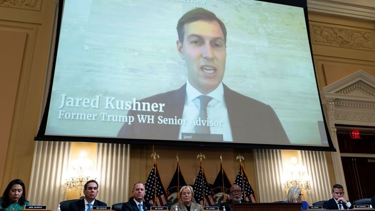 Trump'ın damadı Jared Kushner'ın ifade verme videosu, 9 Haziran 2022 Perşembe günü Washington'daki Cannon House Ofis Binası'nda ABD Kongre Binası'na yapılan 6 Ocak Saldırısını Soruşturmak İçin Seçilmiş Komite sırasında oynatıldı. AP Resimleri)