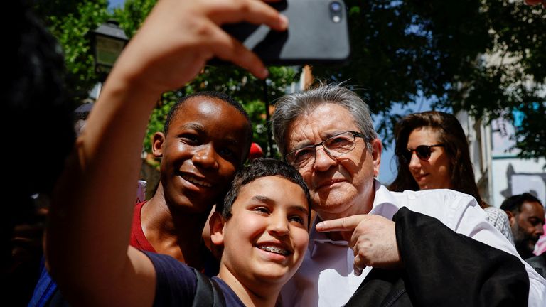 Sol kanat lideri Jean-Luc Melenchon Cuma günü bir selfie için poz veriyor