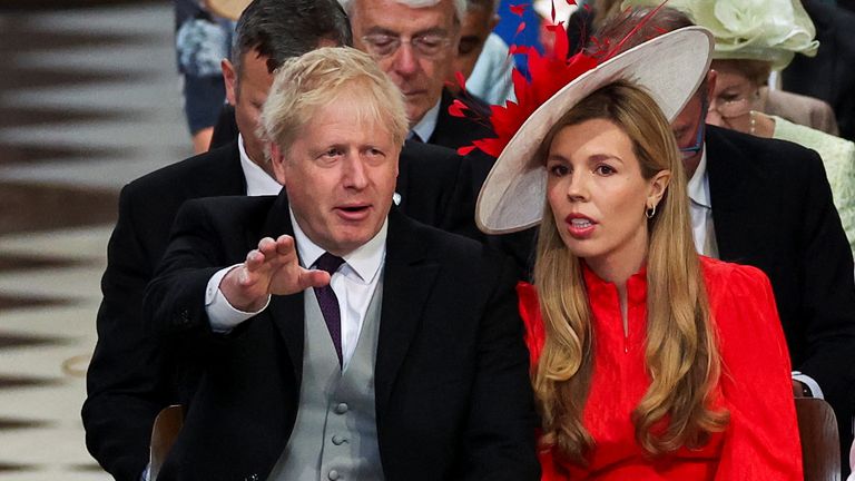 Le Premier ministre britannique Boris Johnson et son épouse Carrie Johnson assistent au service national d'action de grâce qui s'est tenu à la cathédrale Saint-Paul dans le cadre des célébrations marquant le jubilé de platine de la reine Elizabeth de Grande-Bretagne, à Londres, en Grande-Bretagne, le 3 juin 2022. REUTERS/Phil Noble/Piscine