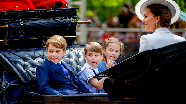 Queen's Platinum Jubilee: Royals share a genuine family moment amid the ...