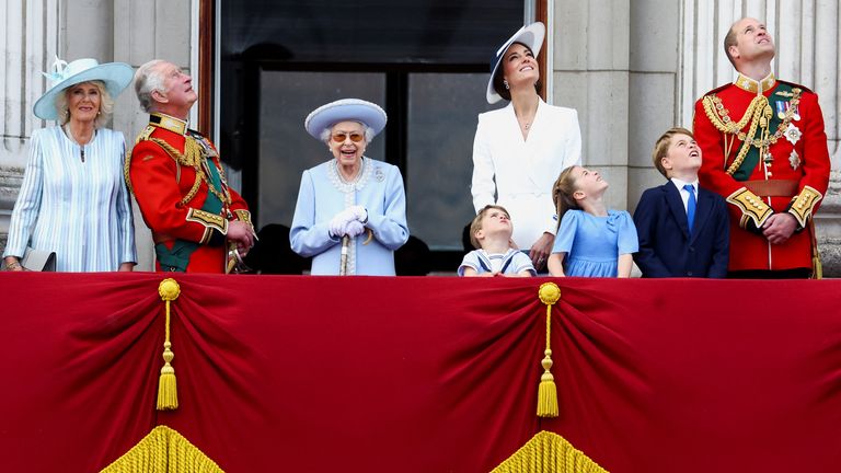 Britain&#39;s Queen Elizabeth, Anne, Princess Royal, Prince Charles, Camilla, Duchess of Cornwall, Prince William and Catherine, Duchess of Cambridge, along with Princess Charlotte, Prince George and Prince Louis appear on the balcony of Buckingham Palace as part of Trooping the Colour parade during the Queen&#39;s Platinum Jubilee celebrations in London, Britain, June 2, 2022. REUTERS/Hannah McKay
