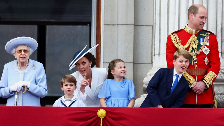 Queen Elizabeth, Anne, Princess Royal, Prince Charles, Camilla, Duchess of Cornwall, Prince William and Catherine, Duchess of Cambridge, with Princess Charlotte, Prince George and Prince Louis appears on the balcony of Buckingham Palace as part of the Trooping the Color parade during the Queen's Platinum Jubilee celebrations in London, England, June 2, 2022. REUTERS / Hannah McKay