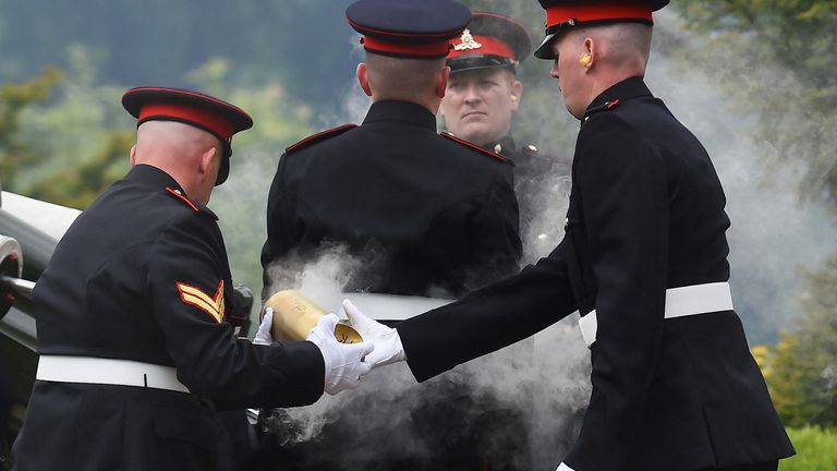 The 206 Battery of the Royal Artillery, the Ulster Gunners, fire a midday commemorative gun salute in honour of the beginning of Britain&#39;s Queen Elizabeth II&#39;s Platinum Jubilee celebrations, at Hillsborough Castle, in Royal Hillsborough, Northern Ireland June 2, 2022. REUTERS/Clodagh Kilcoyne
