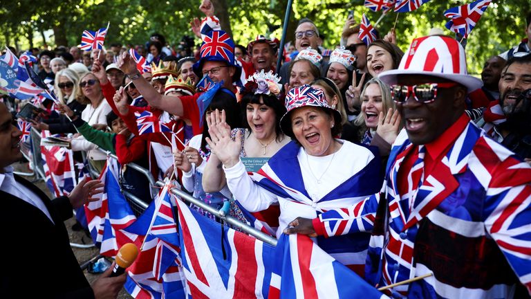 People gather along The Mall for the Queen&#39;s Platinum Jubilee celebrations in London, Britain June 2, 2022. REUTERS/Henry Nicholls
