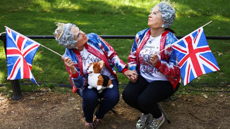 Carol Bysshe from Cape Town and her sister Jenny Parris from London wear masks of Britain&#39;s Queen Elizabeth as royal enthusiasts gather along The Mall for the Queen&#39;s Platinum Jubilee celebrations in London, Britain June 2, 2022. REUTERS/Tom Nicholson
