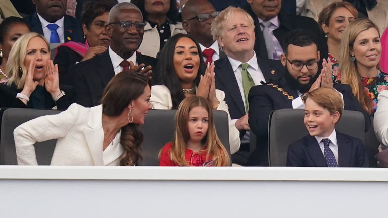 La duquesa de Cambridge, la princesa Charlotte, el príncipe George, el primer ministro Boris Johnson y su esposa Carrie Johnson asistieron a una fiesta de platino frente al Palacio de Buckingham en Londres el tercer día de las celebraciones del Jubileo de platino de la reina Isabel II.  Imagen Fecha: sábado 4 de junio de 2022.