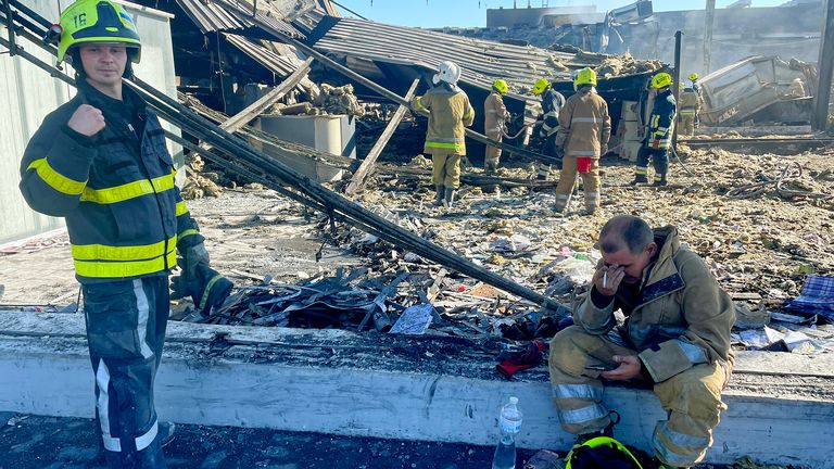 Scena dintr-un centru comercial după un atac cu rachetă în Kremenchuk, Ucraina Trimis de Michael Greenfield 