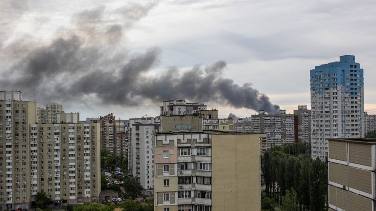 5 Haziran 2022'de Ukrayna'nın Kiev kentinde Rusya'nın Ukrayna'ya saldırısı devam ederken füze saldırılarının ardından dumanlar yükseliyor. REUTERS/Vladyslav Sodel