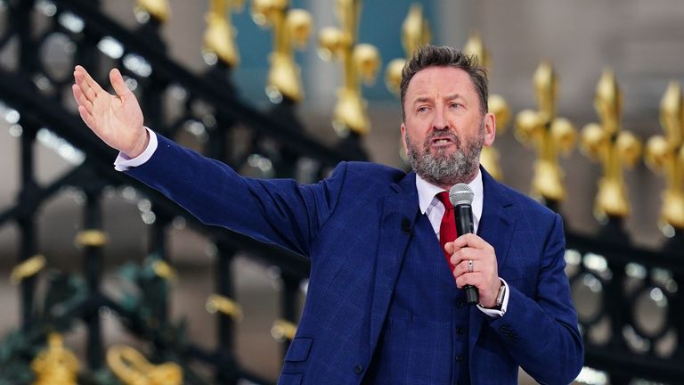 En el tercer día de las celebraciones del Jubileo de Platino de la Reina Isabel II, Lee Mack actuó durante una fiesta de platino frente al Palacio de Buckingham en Londres.  Imagen Fecha: sábado 4 de junio de 2022.