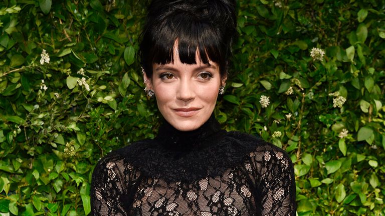 Lily Allen partecipa alla quindicesima cena annuale degli artisti del Tribeca Festival ospitata da CHANEL a Balthazar lunedì 13 giugno 2022 a New York.  (Foto di Evan Agostini/Invision/AP)