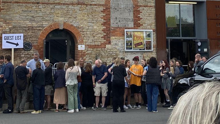Des foules se rassemblent à l'extérieur du Cheese and Grain à Frome, Somerset, pour voir Paul McCartney qui joue un concert d'échauffement la nuit avant qu'il ne fasse la une de Glastonbury.  Date de la photo : vendredi 24 juin 2022.