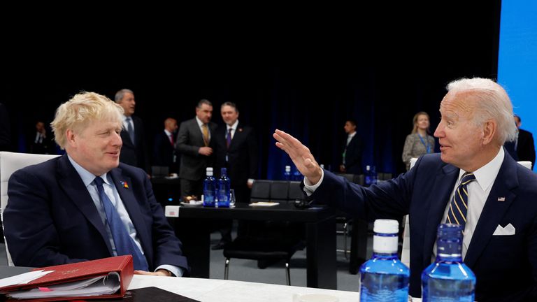El presidente de los Estados Unidos, Joe Biden, y el primer ministro británico, Boris Johnson, hablan en la reunión de la sesión del Consejo del Atlántico Norte con otros jefes de estado en la cumbre de la OTAN en el estadio IFEMA en Madrid, España, el 30 de junio de 2022. REUTERS/Jonathan Ernst/ Pool