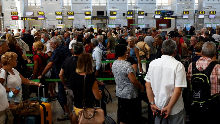 Passengers line up at the check-in desk at Malaga Costa del Sol Airport in Malaga, Spain on June 4, 2022.  REUTERS / Jon Nazca