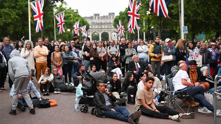 Mientras continúan las celebraciones del Jubileo de Platino de la Reina Isabel de Gran Bretaña en Londres, Gran Bretaña, el 4 de junio de 2022, la gente se sienta en The Mall durante la Fiesta Platino de la BBC en el Palacio.  REUTERS / Dylan Martínez