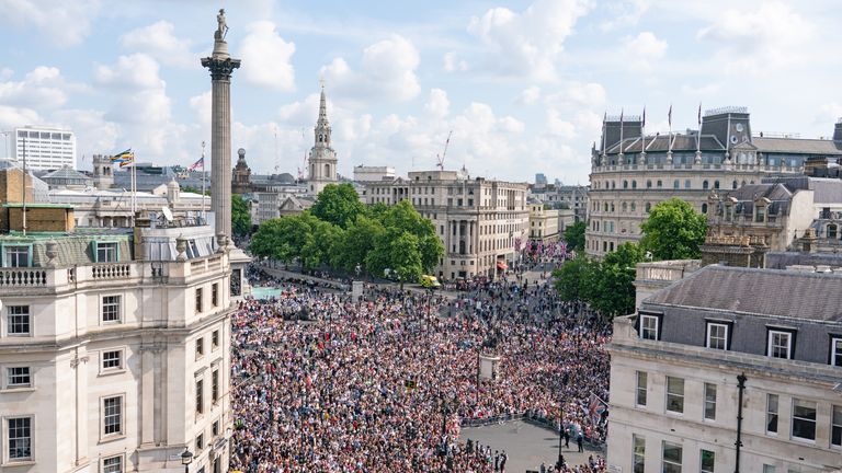 Folla al centro commerciale prima della festa Trooping the Colour alla Horseguards Parade, nel centro di Londra, mentre la Regina celebra il suo compleanno ufficiale, il primo giorno dei festeggiamenti del Giubileo di platino.  Data foto: giovedì 2 giugno 2022.