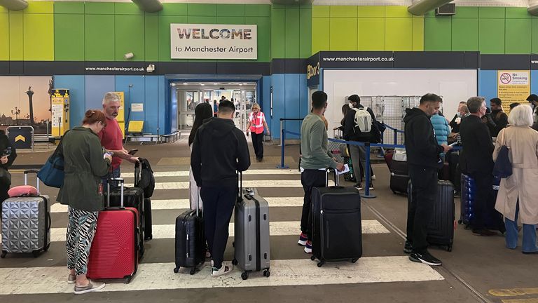 Passengers queue for check-in outside Terminal 1 at Manchester Airport in Manchester, Britain, June 1, 2022. REUTERS/Phil Noble
