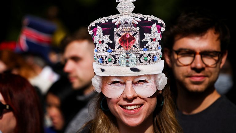 Una persona che indossa una maschera della Regina Elisabetta partecipa alle celebrazioni del giubileo di platino della Regina Elisabetta al Mall di Londra, Gran Bretagna, il 2 giugno 2022. REUTERS/Henry Nichols