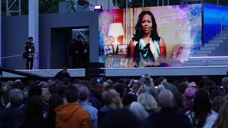 La ex primera dama de EE. UU., Michelle Obama, aparece en video para entregar un mensaje en la fiesta de platino de la BBC frente al Palacio de Buckingham en Londres en el tercer día de las celebraciones del jubileo de platino de la reina Isabel II.  Imagen Fecha: sábado 4 de junio de 2022.
