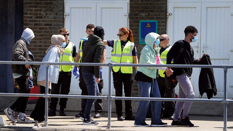 Göçmen oldukları düşünülen bir grup insan, Kanal'da meydana gelen küçük bir tekne olayının ardından Kent'in Dover kentine getirilir.  Resim tarihi: 27 Haziran 2022 Pazartesi.