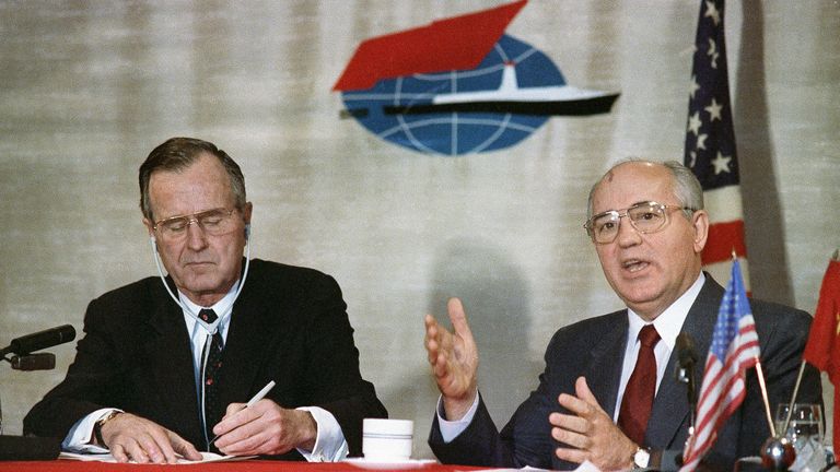 Sovyet Başkanı Mihail Gorbaçov, Sovyet yolcu gemisi Maxim Gorky'deki ortak basın toplantısında jest yapıyor, 3 Aralık 1989, ABD Başkanı George Bush dinlerken.  İki süper güç lideri, ikili görüşmeler için iki gün burada bir araya geldi.  (AP Fotoğraf/Boris Yurchenko) PIC:PA