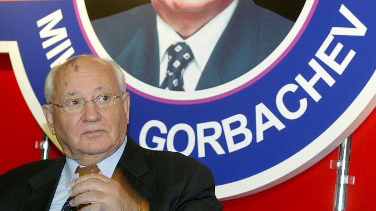 Eski Sovyet Devlet Başkanı Mihail Gorbaçov, 14 Ekim 2003 Salı, Almanya, Köln'deki Anuga gıda fuarında düzenlediği basın toplantısında bir posterin önünde oturuyor. Gorbaçov medyaya ticari markaların "Gorbaçov" ("Gorbatschow") ve "Gorbi" (Gorbi") kontrolü sağlamak ve kötü niyetli kullanımı engellemek amacıyla kayıt altına alınmıştır.  (AP Fotoğrafı/Hermann J. Knippertz) PIC:AP