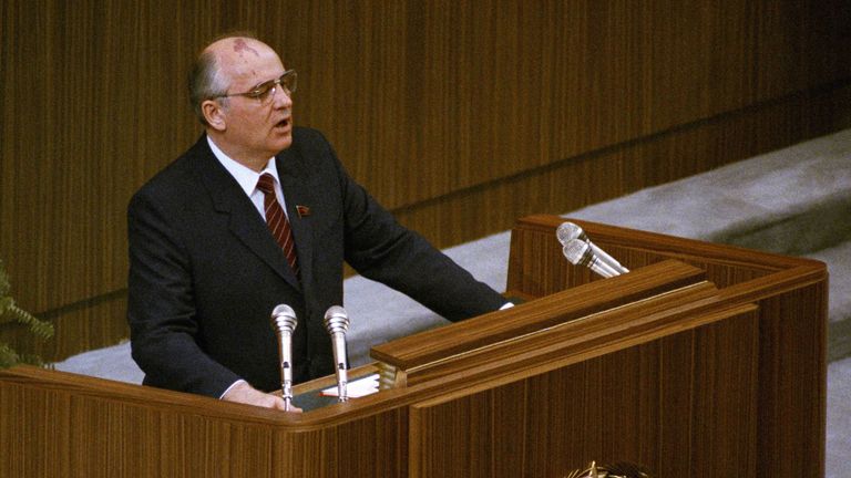 Mihail Gorbaçov, Zafer Bayramı'nda konuşuyor, 8 Mayıs 1985. (AP Photo/Boris Yurchenko) PIC:AP