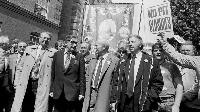 Les dirigeants syndicaux défilent pendant la grève des mineurs en 1984